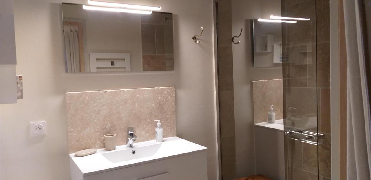 Suite De Charme Dans Une Maison Charentaise Cozes Exterior foto